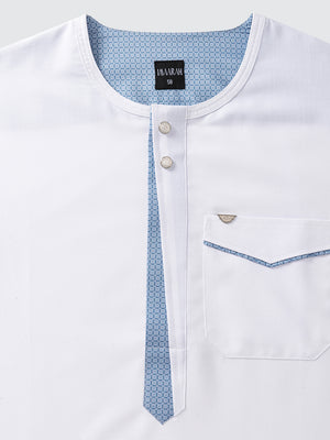 Imaarah short sleeve thobe Vantage white, close-up of neckline, inner placket and premium button detailing