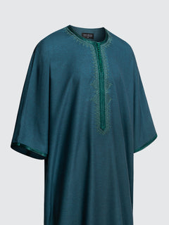 Imaarah Moroccan Short Sleeve Thobe Qasr Emerald Green, angled side view