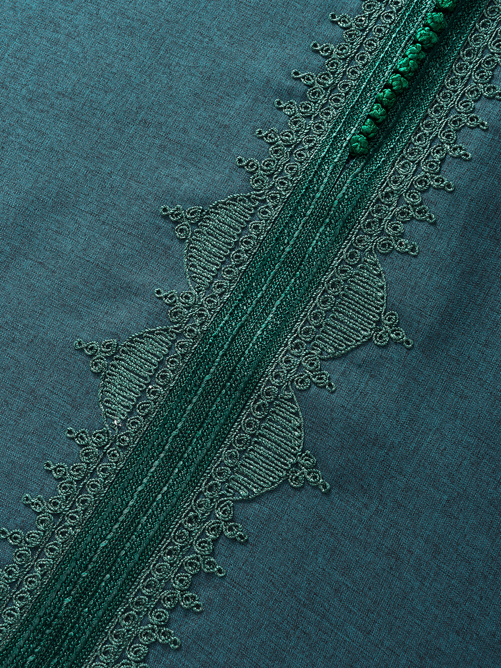 Detailed Moroccan embroidery on Emerald Green Qasr short sleeve thobe by Imaarah