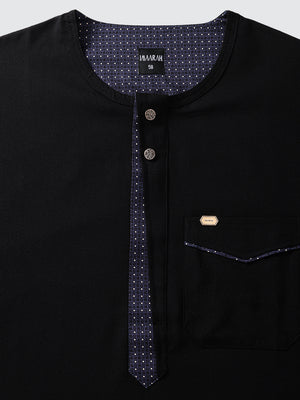 Imaarah short sleeve thobe Vantage black, close-up of neckline, inner placket and premium button detailing