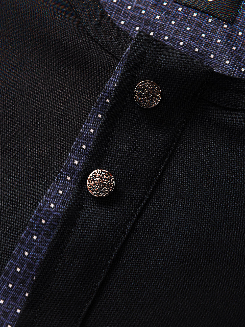 Imaarah Vantage black short sleeve thobe, close-up detail of Imaarah premium buttons and fabric texture